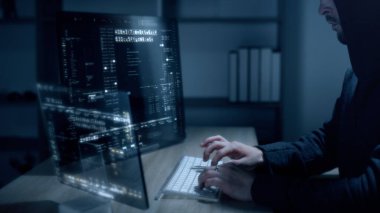 Anonymous kisvesi altında çalışan gelecekçi siber korsan, siber güvenlik sistemlerine sızmak ve şifre güvenliğindeki savunmasızlıklardan yararlanmak için gelişmiş algoritmalar kullanıyor. Kavram: Siber Hacker