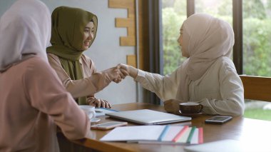 Yükselen Asya 'lı Müslüman girişimci KOBİ, satış ve pazarlama analizi, Asyalı Müslüman KOBİ takım çalışması e-ticaret kavramını tartışan genç erkek ve kadınlardan oluşan bir grup kurdu. 