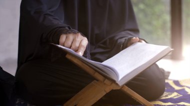 Asyalı Müslümanlar her gün evde dua ediyorlar. 