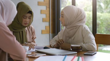 Yükselen Asya 'lı Müslüman girişimci KOBİ, satış ve pazarlama analizi, Asyalı Müslüman KOBİ takım çalışması e-ticaret kavramını tartışan genç erkek ve kadınlardan oluşan bir grup kurdu. 