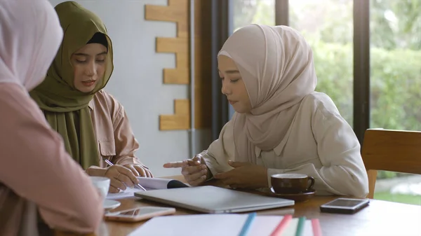 Перспективно Мобильный Азиатский Мусульманский Бизнес Предприниматель Мсп Открывает Группу Молодых — стоковое фото