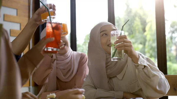 Groupe Amis Musulmans Asiatiques Réussissant Vers Haut Mobiles Savourer Café — Photo
