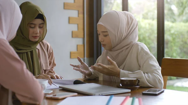 Перспективно Мобильный Азиатский Мусульманский Бизнес Предприниматель Мсп Открывает Группу Молодых — стоковое фото