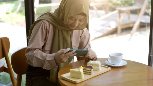 Upwardly Mobile Asian Muslim Woman Enjoying Relaxing Moment Coffee Shop — Stock Photo, Image