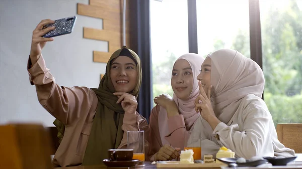 Grupp Framgångsrika Uppåtriktade Asiatiska Muslimska Vänner Njuter Ett Lugnt Kafé — Stockfoto