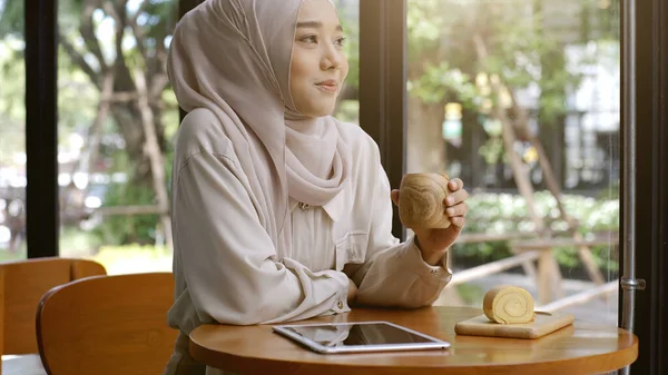 Восходящая Азиатская Мусульманка Наслаждающаяся Расслабляющим Моментом Кафе Яркий Солнечный День — стоковое фото