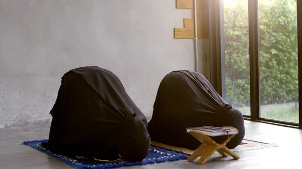 Ασιατικός Μουσουλμάνος Μια Καθημερινή Προσευχή Στο Σπίτι — Φωτογραφία Αρχείου
