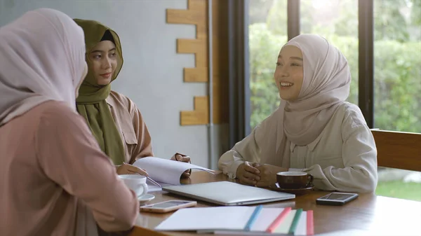 Vzestupně Mobilní Asijský Muslimský Podnikatel Msp Založit Skupinu Mladých Mužů — Stock fotografie
