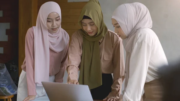Upwardly Mobile Asian Muslim Business Entrepreneur Sme Start Group Young — Stock Photo, Image
