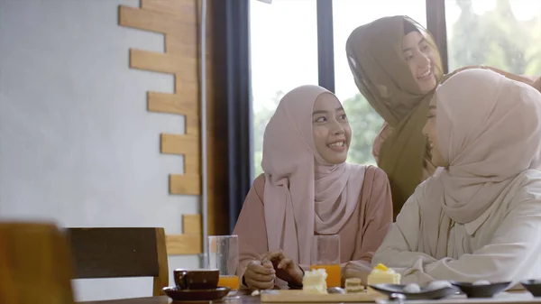 Skupina Úspěšných Vzestupně Mobilní Asijských Muslimských Přátel Vychutnat Klidnou Kavárnu — Stock fotografie