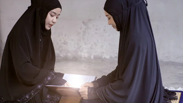Captivating Visuals Portraying Unwavering Devotion Aspirations Interconnectedness Asian Muslim Surah — Stock Photo, Image