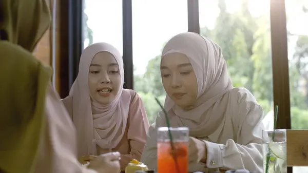 Grupp Framgångsrika Uppåtriktade Asiatiska Muslimska Vänner Njuter Ett Lugnt Kafé — Stockfoto