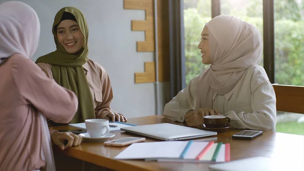 Upwardly Mobile Asian Muslim Business Businesseur Sme Start Group Young — Foto de Stock