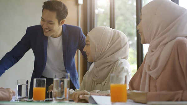 Upwardly Mobile Asian Muslim Business Entrepreneur Sme Start Group Young — Stock Photo, Image