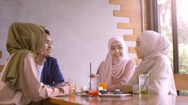 一群成功向上移动的亚裔穆斯林朋友 在一个阳光明媚 快乐的日子里 享受着一家宁静的咖啡店的聚会 — 图库照片
