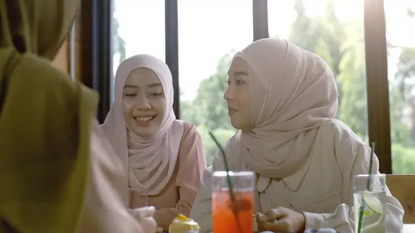 Grupo Exitosos Amigos Musulmanes Asiáticos Ascendentes Disfrutan Una Tranquila Cafetería — Foto de Stock