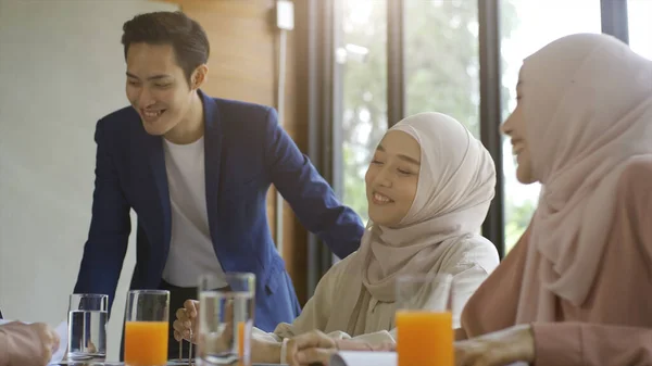 Skupina Úspěšných Vzestupně Mobilní Asijských Muslimských Přátel Vychutnat Klidnou Kavárnu — Stock fotografie
