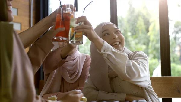 Группа Успешных Передвижных Азиатских Друзей Мусульман Наслаждается Спокойной Кофейней Собирающейся — стоковое фото