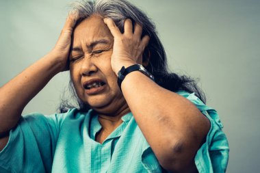 Zihinsel bozukluk, zihinsel bozukluk konsepti, negatif duygu, Alzheimer, depresyon ve zor yaşam durumu konsepti yaşayan Asya 'lı yaşlı bir kadına yaklaşın.