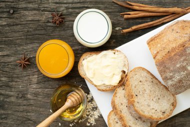 Yeni pişirilmiş geleneksel İtalyan Ciabatta ekmeklerinin ahşap bir masada servis edilmek üzere dilimlenip dilimlendiği yakın plan bir üst görüntüsü.