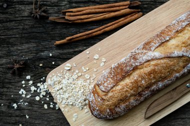 Yeni pişirilmiş geleneksel İtalyan ciabatta ekmeği. Tahta bir masada dilimlenmiş.