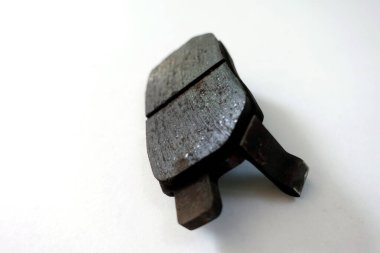 Fren pedi ya da fren pabucu aşınmış, sürtünme malzemesi içeren çelik arka plakaları gösteren, disk fren pervanesine bakan - araç güvenliği kavramı