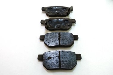 Fren pedi ya da fren pabucu aşınmış, sürtünme malzemesi içeren çelik arka plakaları gösteren, disk fren pervanesine bakan - araç güvenliği kavramı