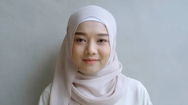 Portrett Ung Asiatisk Muslimsk Kvinne Dressing Den Tradisjonelle Hijab Ser – stockfoto
