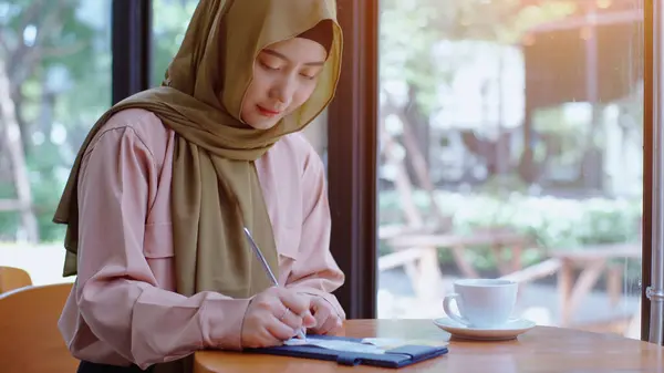Fiatal Gyönyörű Ázsiai Muszlim Élvezi Pihentető Pillanat Dolgozik Játszik Mobiltelefon — Stock Fotó