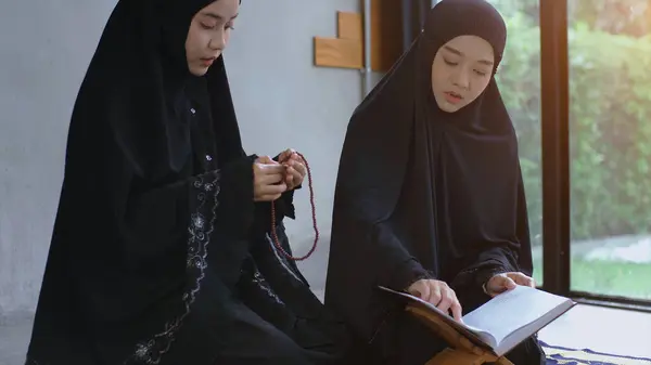 Retrato Uma Mulher Muçulmana Asiática Uma Oração Diária Casa Recitando — Fotografia de Stock