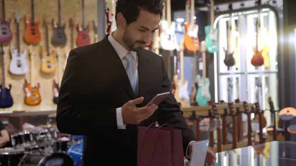 Een Opwaarts Mobiele Moslimman Die Slimme Betalingen Gebruikt Een Product — Stockfoto