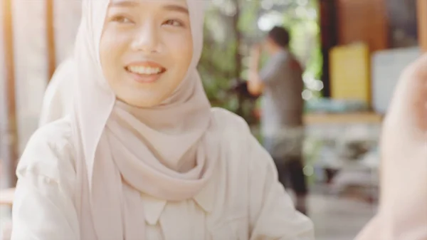 Fiatal Gyönyörű Ázsiai Muszlim Nők Élvezik Pihentető Pillanatot Dolgozik Játszik — Stock Fotó