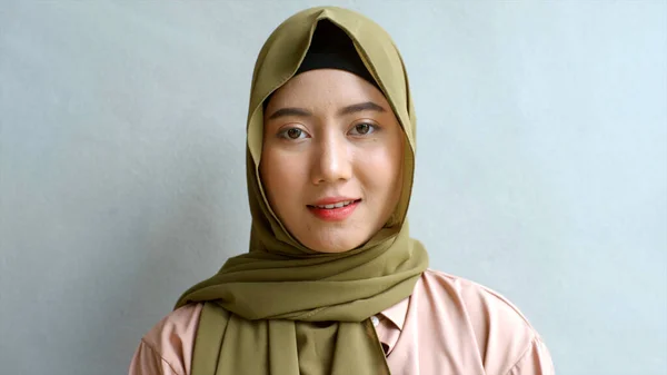 클로즈업 아시아 무슬림 여자의 초상화 전통적인 히자브 자신감과 배경으로 카메라에 — 스톡 사진
