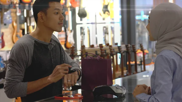 Vzhůru Mobilní Asijský Muslim Muž Pomocí Mobilního Telefonu Smartwatch Platit — Stock fotografie