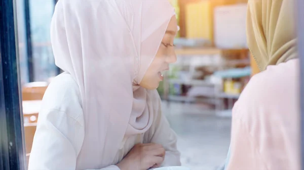 Mladé Krásné Asijské Muslimské Ženy Těší Relaxační Moment Práce Hraní — Stock fotografie