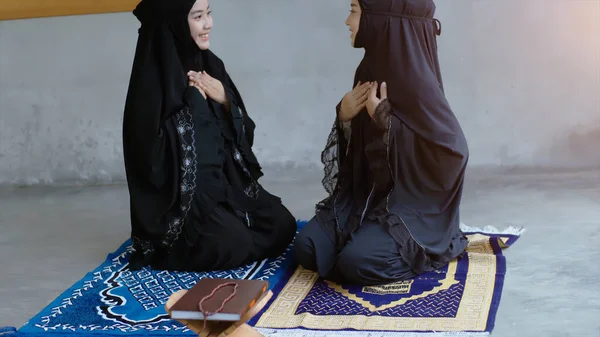 Portrait Asian Muslim Women Daily Prayer Home Reciting Surah Fatiha — Stock Photo, Image