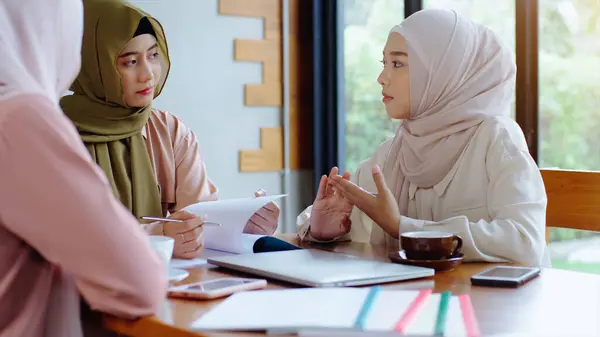 Αναβαθμισμένη Κινητή Ασιατική Μουσουλμανική Επιχείρηση Επιχειρηματίας Μμε Start Ομάδα Νέων — Φωτογραφία Αρχείου