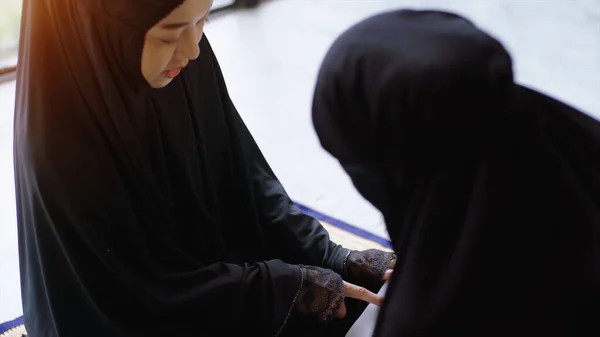 Portrait Une Femme Musulmane Asiatique Dans Une Prière Quotidienne Maison — Photo