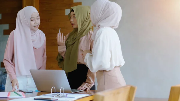 モバイルアジアのムスリムビジネス起業家Smeは 販売とマーケティング分析 アジアのムスリムSmeチームワークEコマースコンセプトを議論する若い女性のグループを立ち上げます — ストック写真