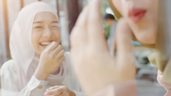 Wanita Muda Muslim Asia Yang Cantik Menikmati Saat Santai Bekerja — Stok Foto