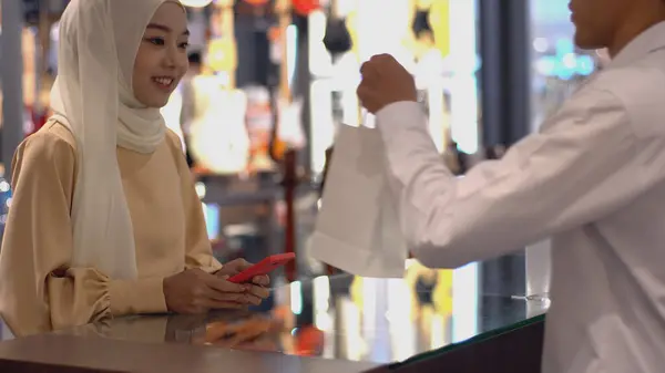 Nahoru Mobilní Asijský Muslim Muž Žena Pomocí Mobilního Telefonu Skenovat — Stock fotografie