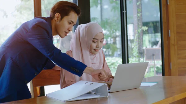 Vzestupně Mobilní Asijský Muslimský Podnikatel Msp Založit Skupinu Mladých Mužů — Stock fotografie