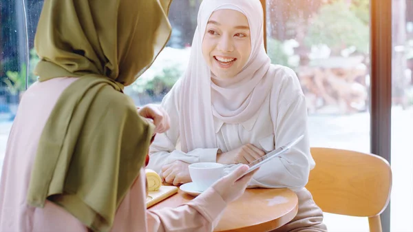 Jovens Belas Mulheres Muçulmanas Asiáticas Desfrutando Momento Relaxante Trabalhando Brincando — Fotografia de Stock