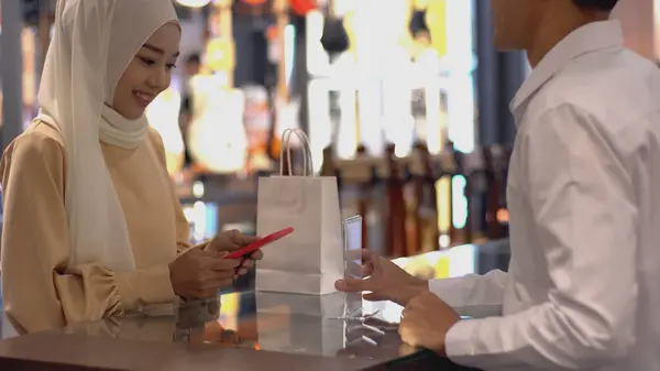 Uma Mulher Muçulmana Asiática Móvel Ascendente Usando Telefone Celular Smartwatch — Fotografia de Stock