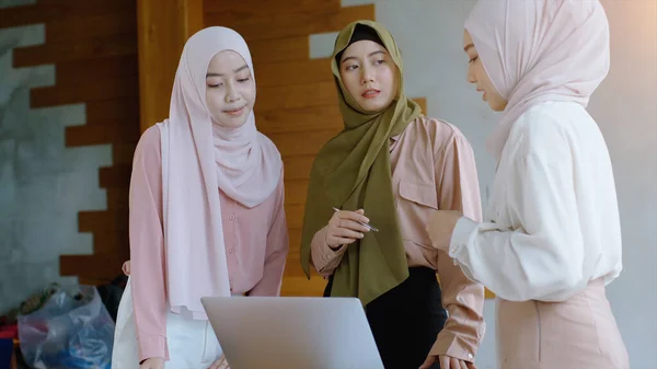 Vers Haut Mobile Asiatique Musulman Entrepreneur Pme Démarrage Groupe Jeunes — Photo