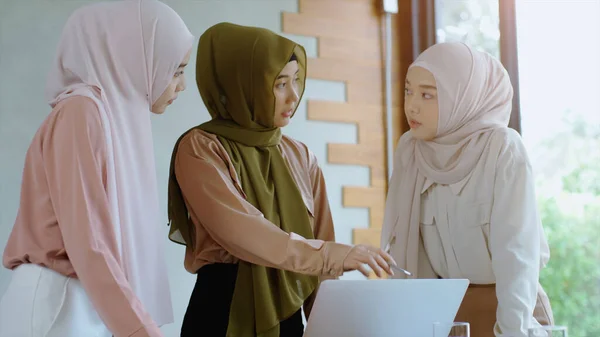 Empreendedor Empresarial Muçulmano Asiático Mobilidade Ascendente Iniciar Grupo Jovens Mulheres — Fotografia de Stock