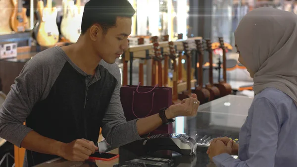 Vzhůru Mobilní Asijský Muslim Muž Pomocí Mobilního Telefonu Smartwatch Platit — Stock fotografie