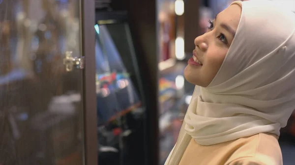 Close Portrét Mladé Asijské Muslimky Oblékání Tradiční Hidžáb Při Pohledu — Stock fotografie