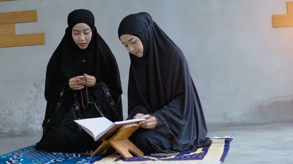 Retrato Una Mujer Musulmana Asiática Una Oración Diaria Casa Recitando —  Fotos de Stock