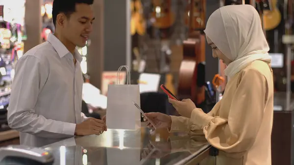 Высокомобильная Азиатская Мусульманка Использующая Мобильный Телефон Смарт Часы Оплаты Продукта — стоковое фото